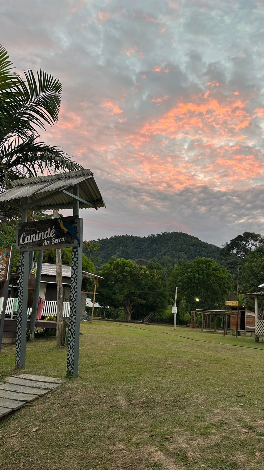 Entrada da Pousada Canindé ao entardecer