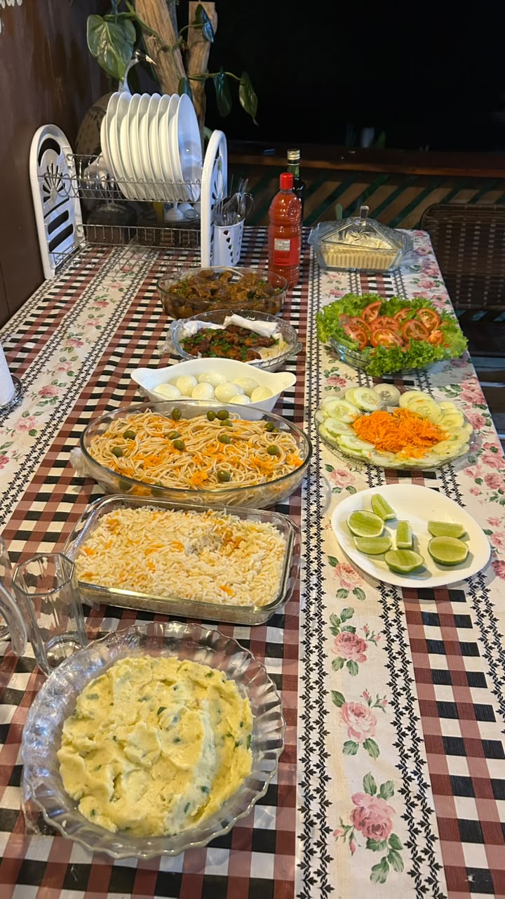 Mesa servida com comida típica acreana