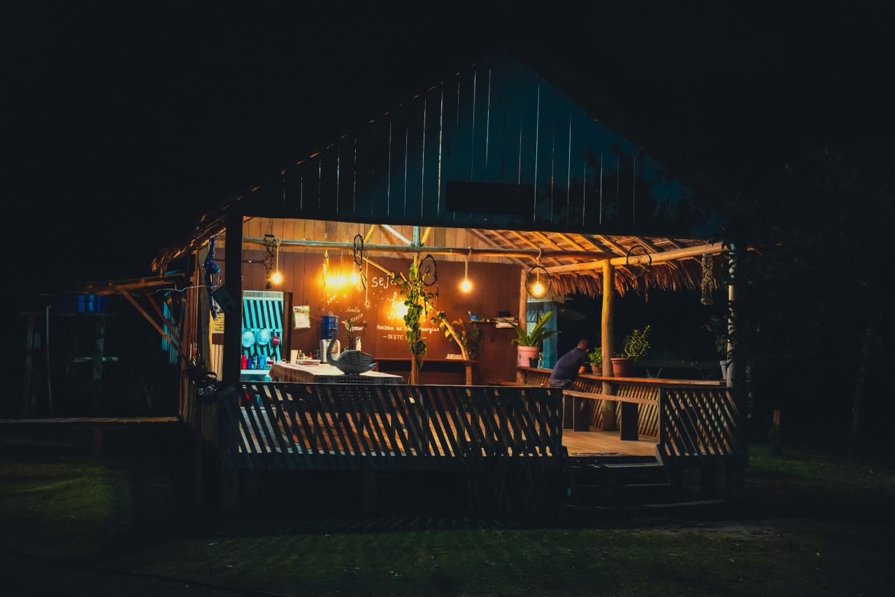 Varanda iluminada da pousada à noite