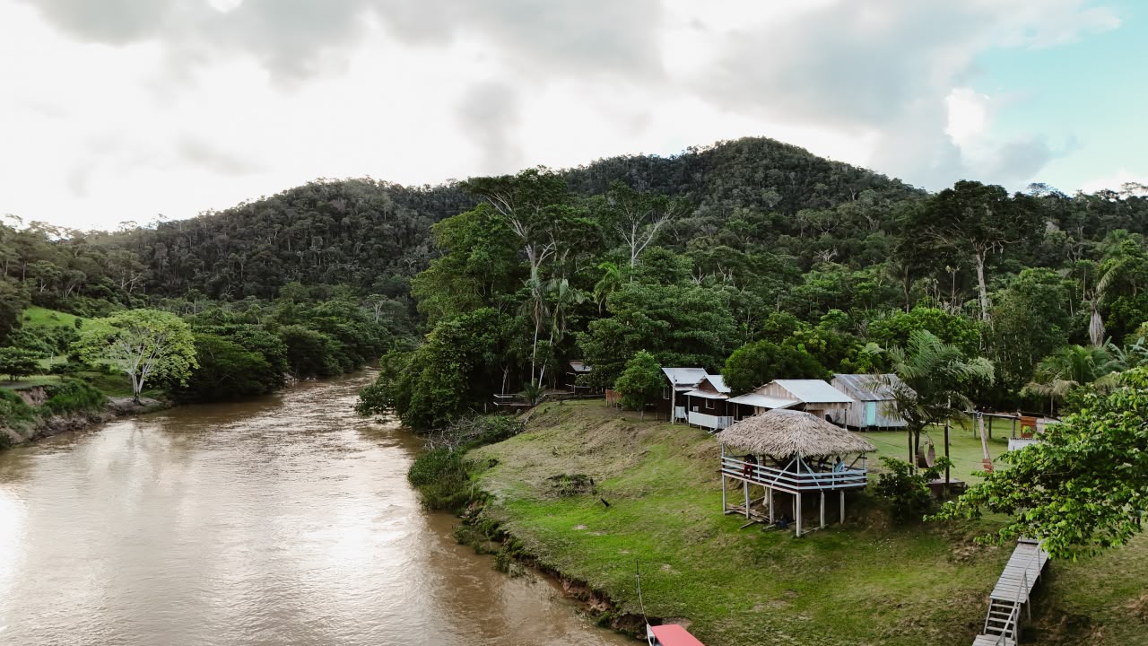 Pousada Canindé à beira do rio, cercada pela floresta